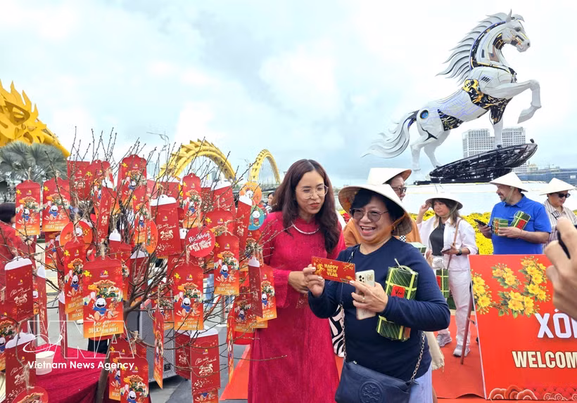 游客高兴地接收红包。图自越通社