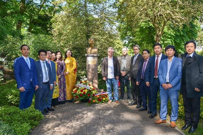 越南驻法国大使馆及各代表机构代表在设在大使馆内的胡志明主席祭坛前上香。图自越通社