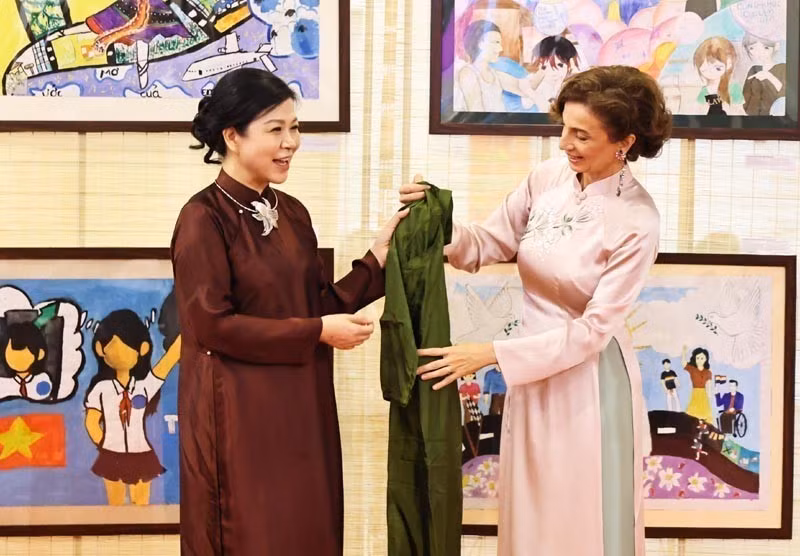 苏林总书记夫人与联合国教科文组织总干事奥黛丽·阿祖莱参观越南妇女博物馆。图自越通社