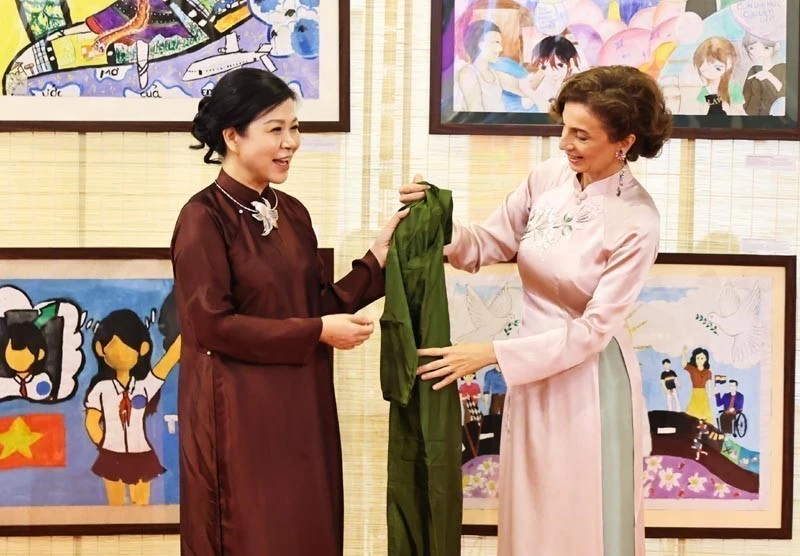 苏林总书记夫人与联合国教科文组织总干事奥黛丽·阿祖莱参观越南妇女博物馆。图自越通社