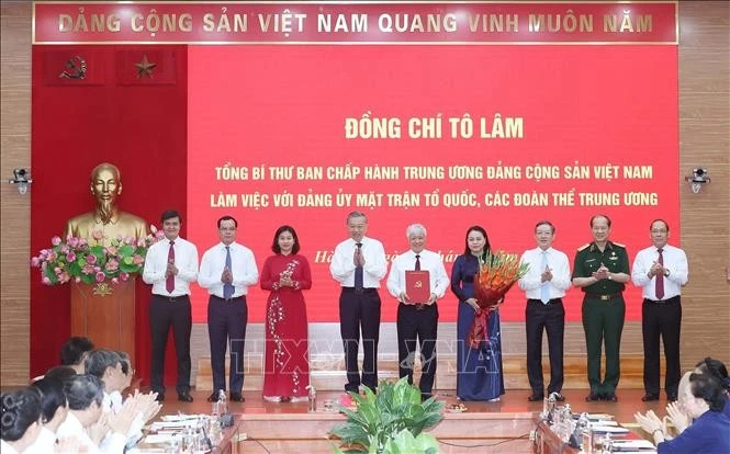 苏林向越南祖国阵线颁发政治局于2025年6月10日签发的第304-QĐ/TW号决定。