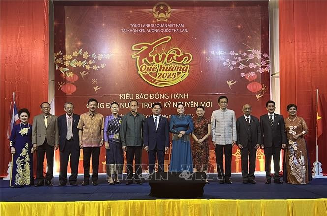 与会代表合影。图自越通社