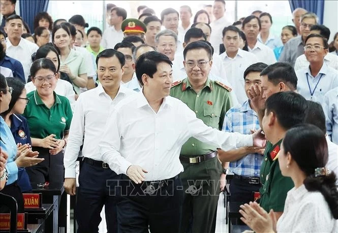 越南国家主席梁强同古芝和旭门两县选民进行接触交流。图自越通社