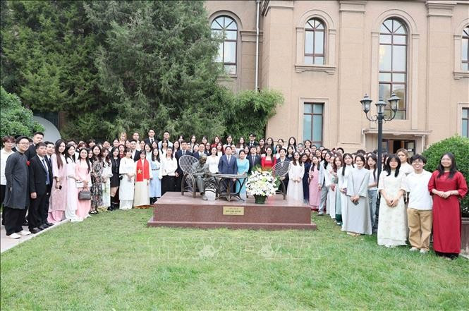 与会代表合影。图自越通社