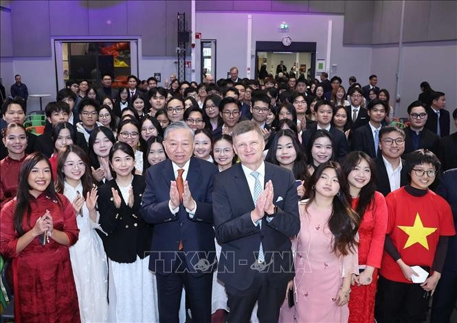 苏林总书记与越南学生合影。图自越通社