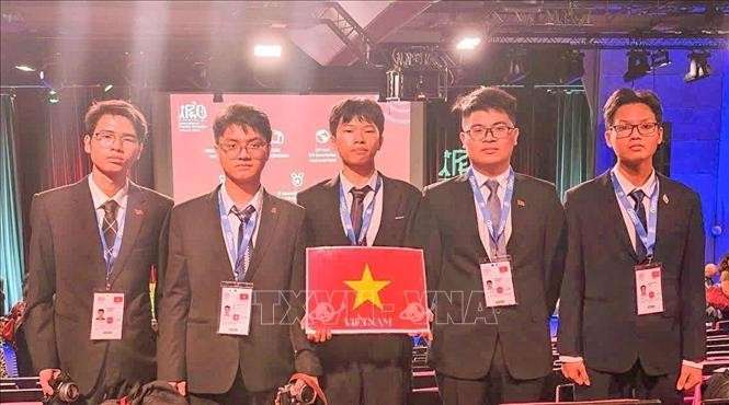 参加2025年国际物理奥林匹克竞赛（IPhO）的越南国家代表队5名学生全部获得奖牌。图自越通社