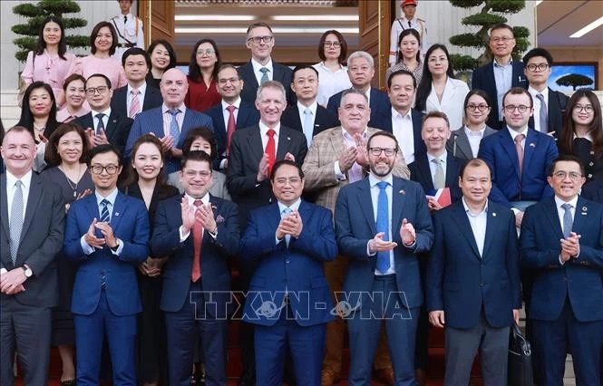 范明政总理同与会代表合影。图自越通社