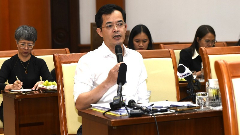 财政部税费政策管理与监督局副局长张伯俊回答记者的提问。图自越通社