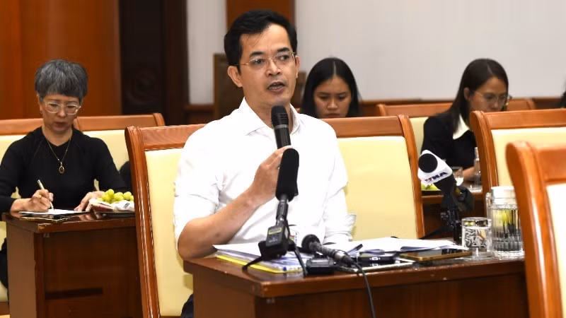 财政部税费政策管理与监督局副局长张伯俊回答记者的提问。图自越通社