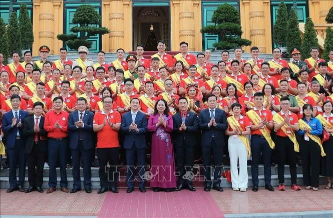 越南国家副主席武氏英春同与会代表合影。图自越通社