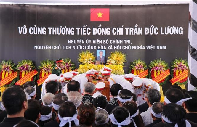 原越南国家主席陈德良安葬仪式在其家乡广义省举行