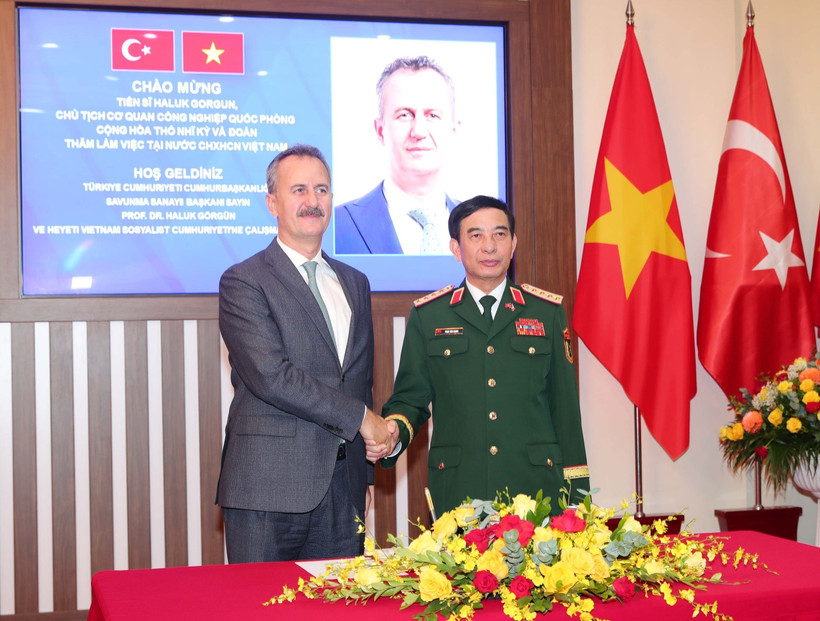 越南国防部长潘文江大将与土耳其国防工业局局长哈卢克·戈尔贡。图自越通