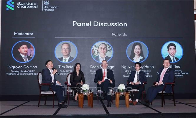 英越加强经济合作会议期间的座谈会现场。图自越通社