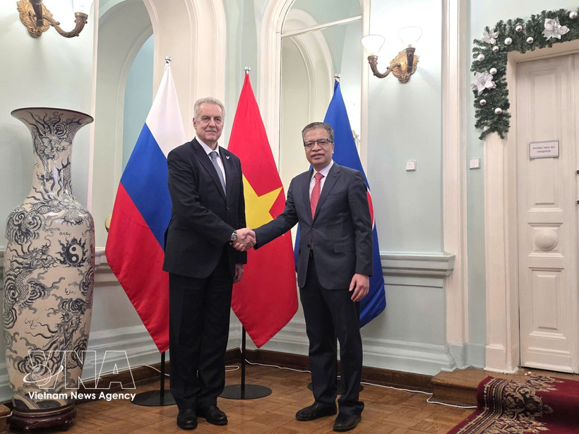 越南驻俄罗斯大使邓明魁与俄罗斯圣彼得堡市外交委员会主任叶夫根尼·格里戈里耶夫。图自越通社