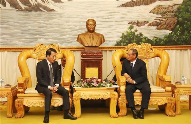 越共中央政治局委员、公安部长梁三光大将与老挝人民革命党中央政治局委员、政府副总理、公安部部长维莱·拉坎丰举行会晤。图自越通社