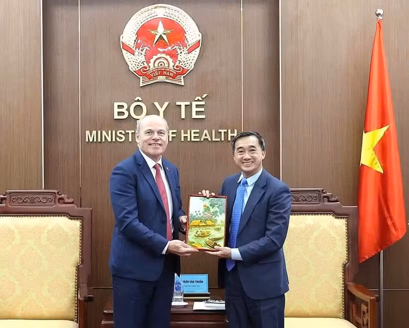 越南卫生部副部长陈文舜会见加拿大驻越南特命全权大使詹姆斯·尼克尔。图自互联网