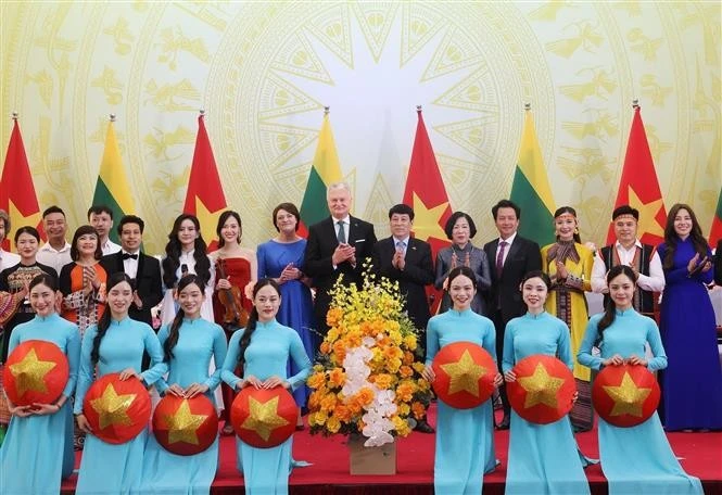 越南国家主席梁强夫妇设宴，欢迎立陶宛总统吉塔纳斯·瑙塞达夫妇来访。图自越通社