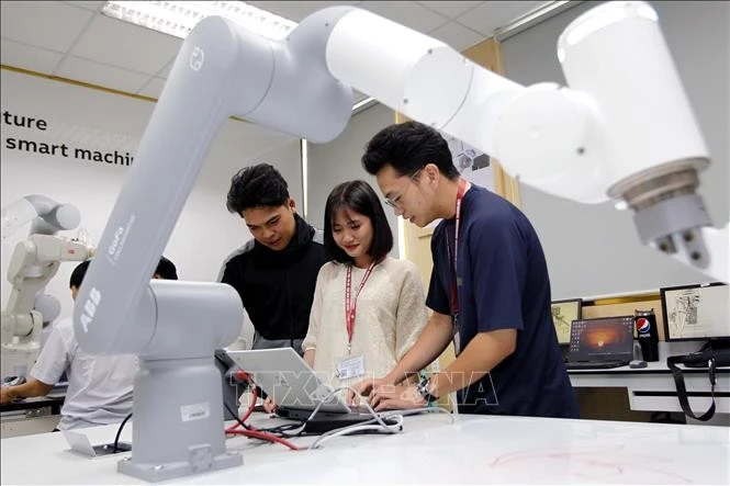 胡志明市工业大学学生在机器人实验室学习和研究。图自越通社
