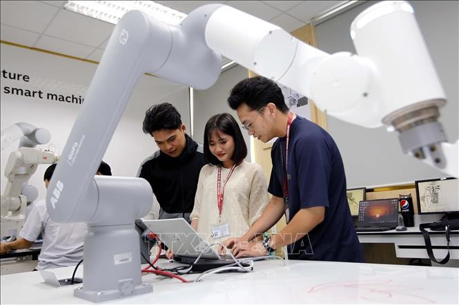 胡志明市工业大学学生在机器人实验室学习和研究。图自越通社