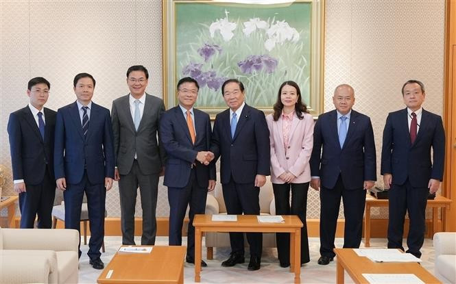 越南政府常务副总理黎成龙会见日本众议院议长额贺福志郎。图自越通社