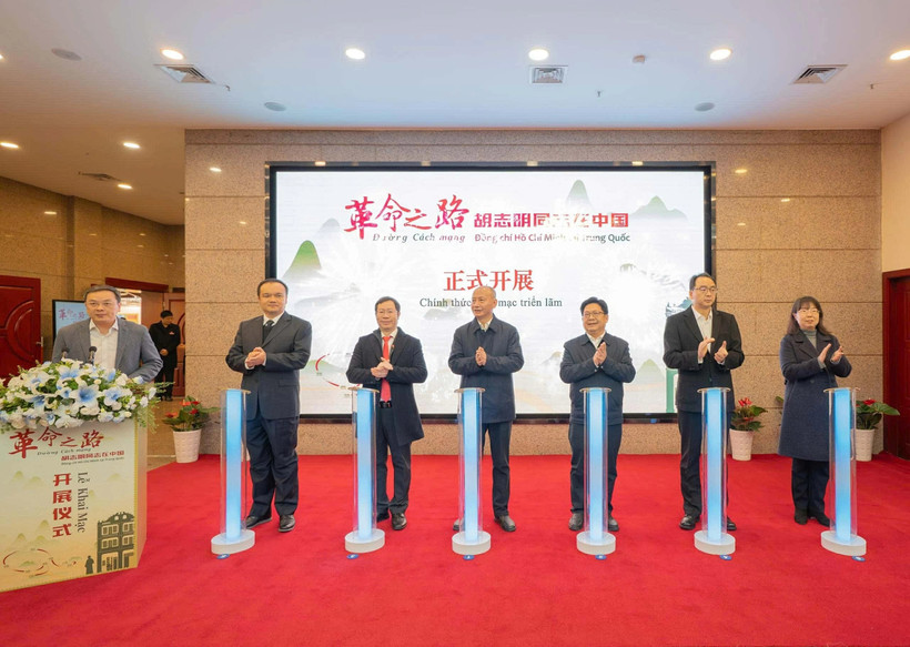 “革命之路——胡志明同志在中国”专题展在重庆举行。图自国际报