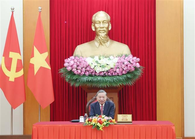 越共中央总书记苏林与美国总统唐纳德·特朗普通电话。图自越通社