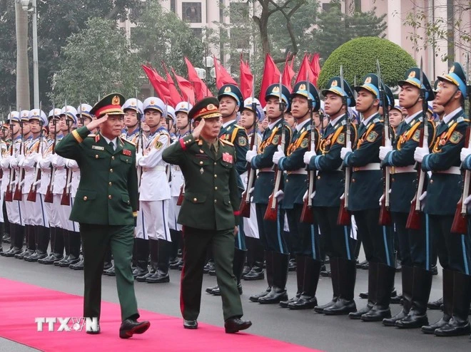 3月5日上午，阮新强大将在国防部总部主持仪式，欢迎老挝人民军高级军事代表团来访。图自越通社