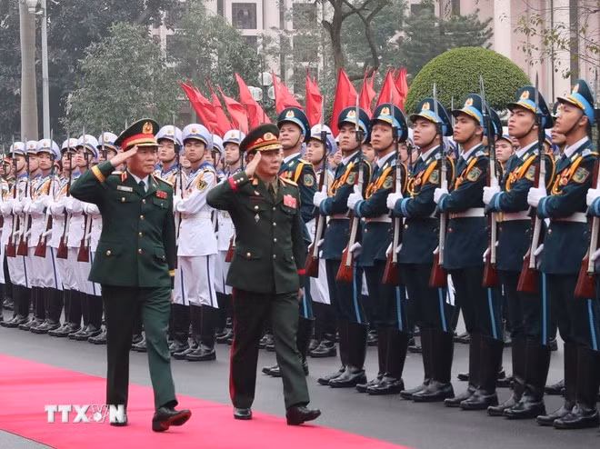3月5日上午，阮新强大将在国防部总部主持仪式，欢迎老挝人民军高级军事代表团来访。图自越通社