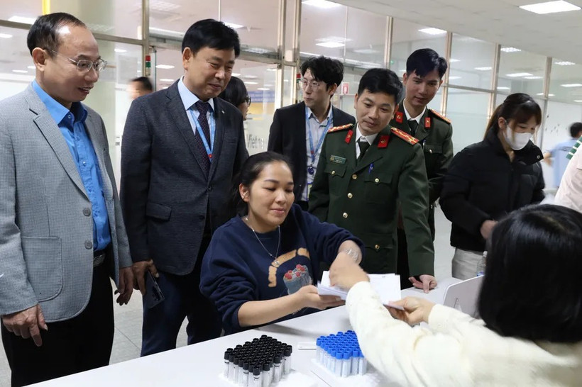 北宁省劳动者接受体检。图自西贡解放报