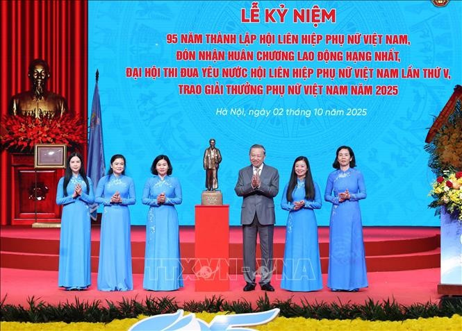 苏林总书记向越南妇女联合会中央委员会领导赠送胡志明主席塑像。图自越通社