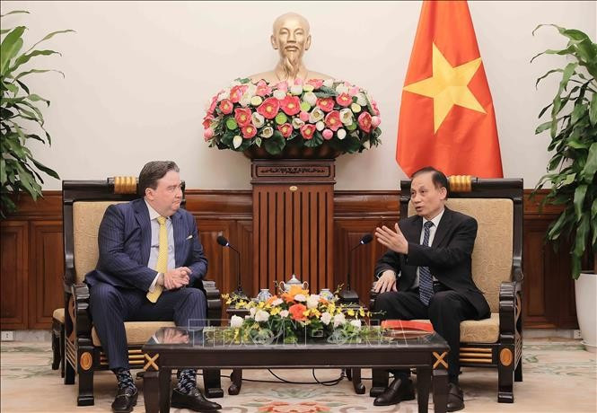越南外交部代理部长黎怀忠会见美国驻越南大使马克·纳珀。图自越通社