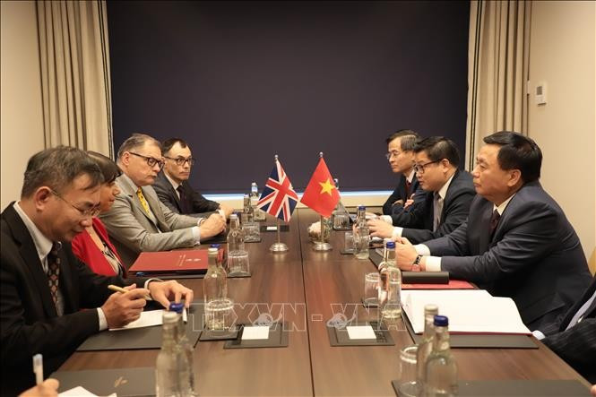胡志明国家政治学院院长、中央理论委员会主席阮春胜会见英国外交部副部长塞玛·马尔霍特拉。图自越通社