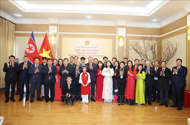 越共中央总书记苏林一行与越南驻朝鲜大使馆工作人员合影。图自越通社