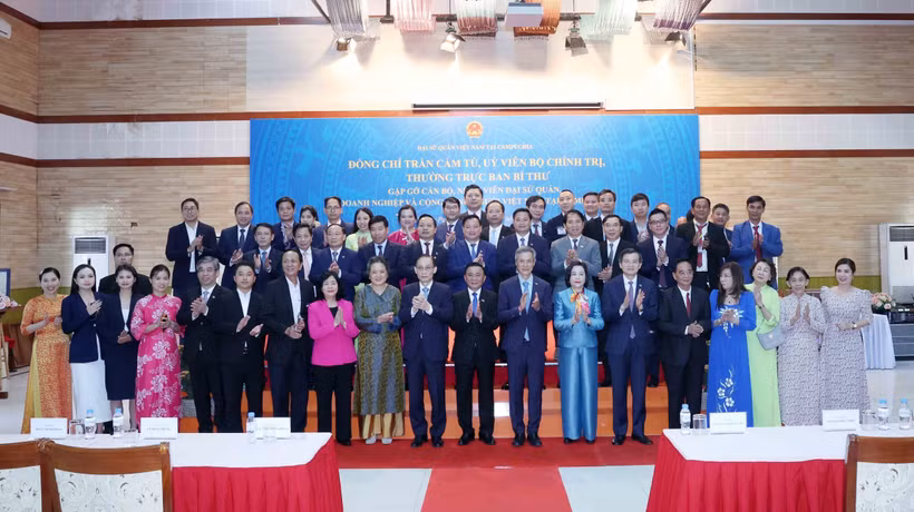越共中央书记处常务书记陈锦秀会见旅柬越南人社群。图自越通社