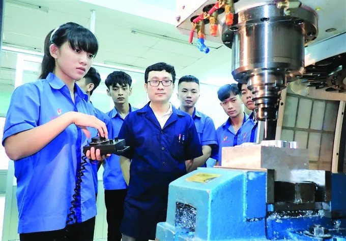 李自重技术高等专科学校师生在上课中。图自西贡解放报
