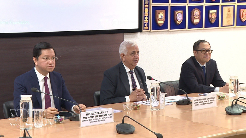 印度国家海事基金会主任普利迪普·昌汉（中）发表讲话。图自越通社