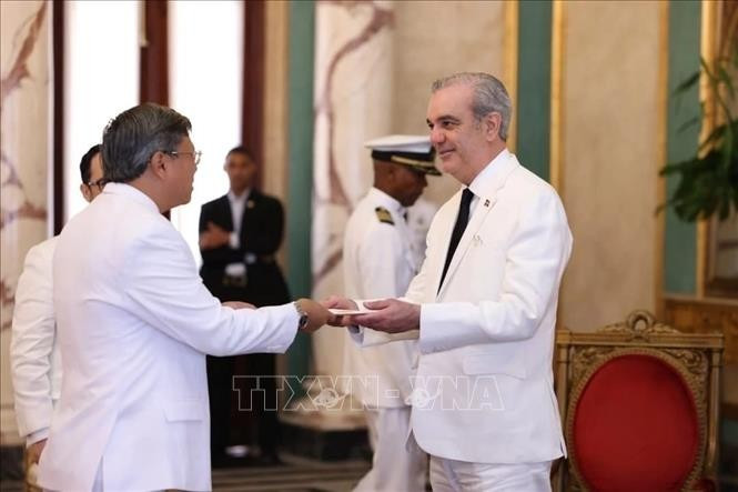 越南驻多米尼加大使黎光龙向多米尼加共和国总统路易斯·阿比纳德尔递交国书。图自越通社