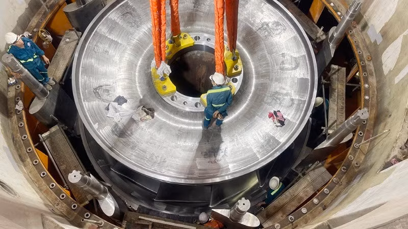 和平水电站扩建项目1号机组转子成功吊装。图自越通社