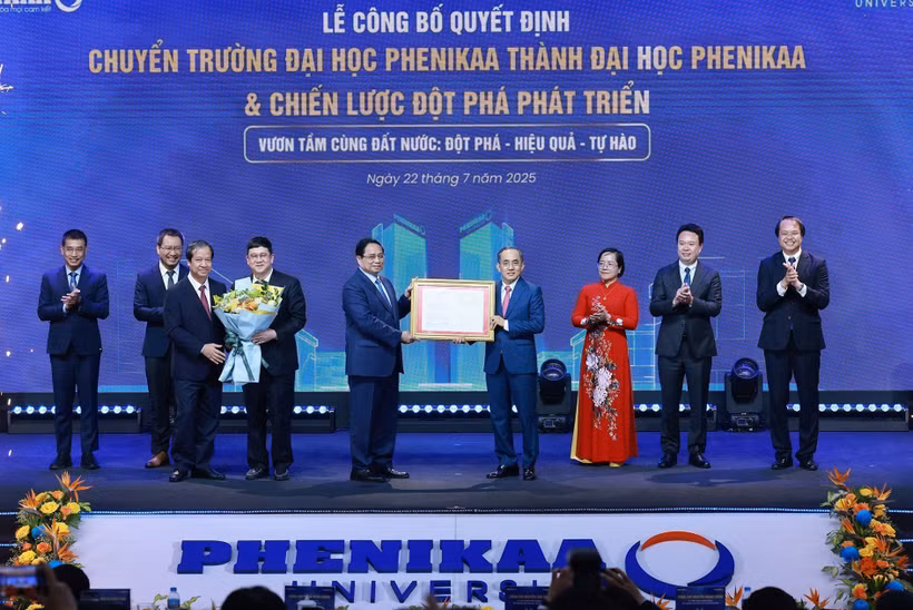 越南政府总理范明政授予有关将“菲尼卡（Phenikaa）大学学院”升格为“菲尼卡大学”的决定书。图自越通社