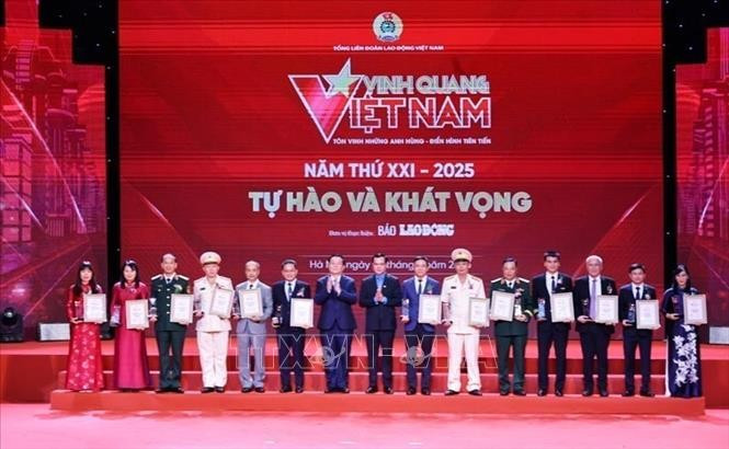 越共中央宣教与民运部部长阮仲义向获表彰个人和企业代表授予奖状。图自越通社