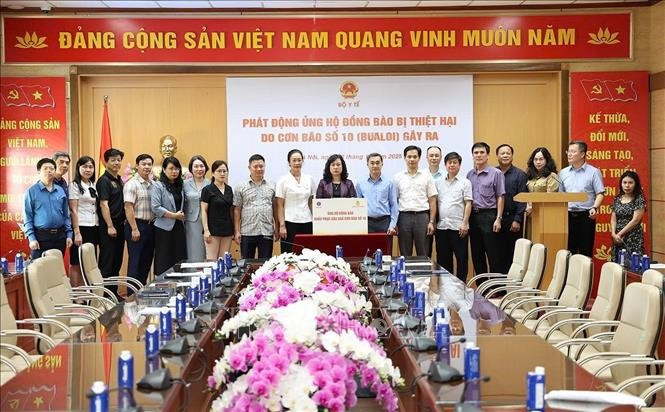 越南卫生部长陶红蓝向中央救济动员委员会代表赠送驰援款项。图自越通社