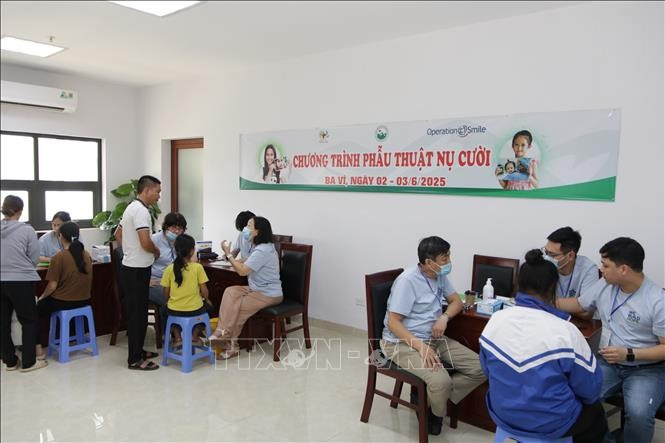 医疗团队已对唇腭裂患儿进行筛查。图自越通社