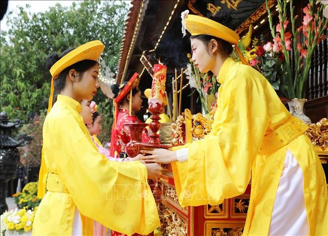 富寿省夏和县贤良乡欧姬母庙庙会。图自越通社