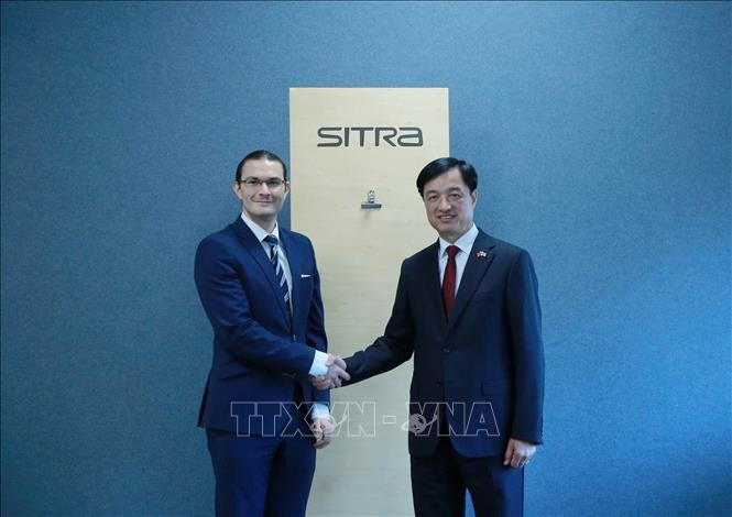越共中央政治局委员、中央书记处书记、中央检查委员会主任、中央科技、创新与数字化转型发展指导委员会副主任阮维玉造访芬兰国家研发基金。图自越通社