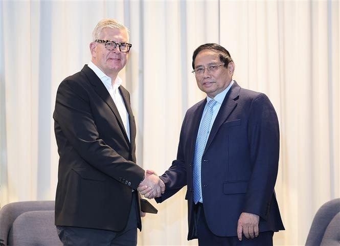 范明政与爱立信总裁兼首席执行官鲍毅康。图自越通社