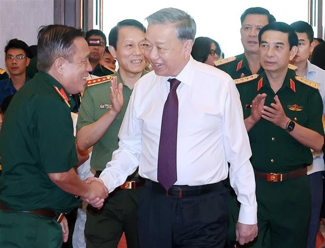 苏林总书记会见曾经参加胡志明战役的将领、人民武装力量英雄代表。图自越通社
