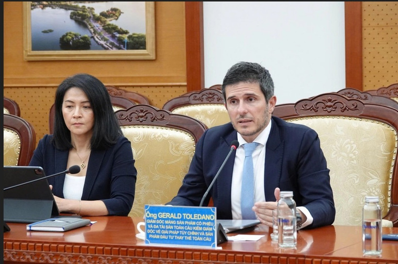 伦敦证券交易所集团旗下品牌富时罗素股票和多元资产全球主管杰拉尔德·托勒达诺发言。图自越通社