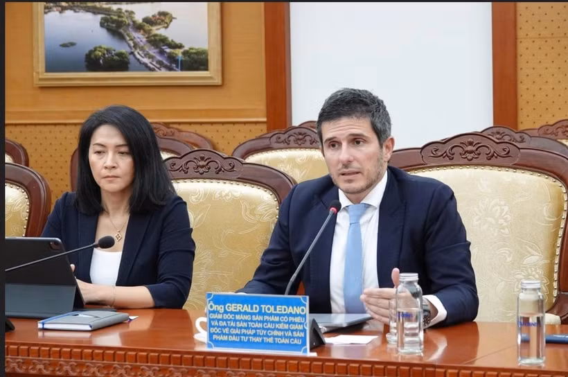 伦敦证券交易所集团旗下品牌富时罗素股票和多元资产全球主管杰拉尔德·托勒达诺发言。图自越通社