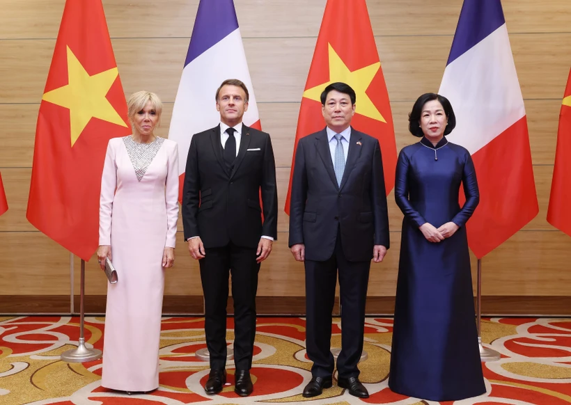 越南国家主席梁强夫妇与法兰西共和国总统埃马纽埃尔·马克龙夫妇。图自越通社