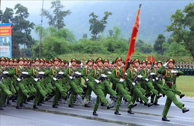越南人民公安战士参加越南国庆80周年庆典阅兵游行演练活动。图自越通社